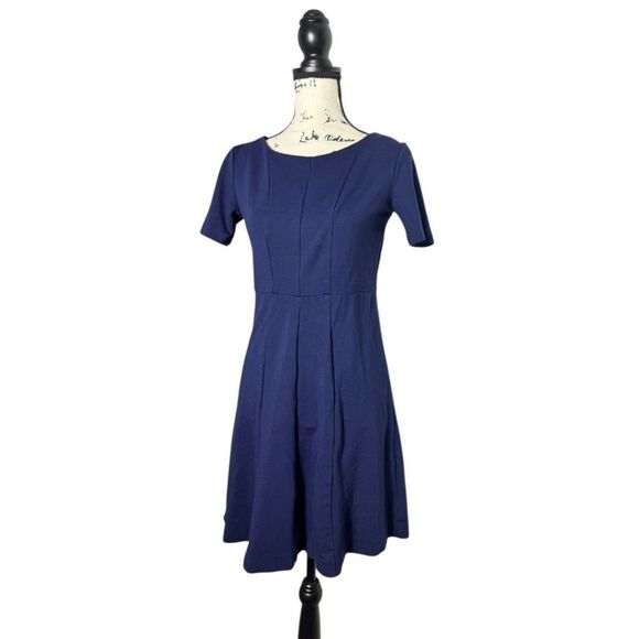 Ann Taylor SZ 4 Ponte Knit Sheath flare Knee Length Short Sleeve - Picture 1 of 5